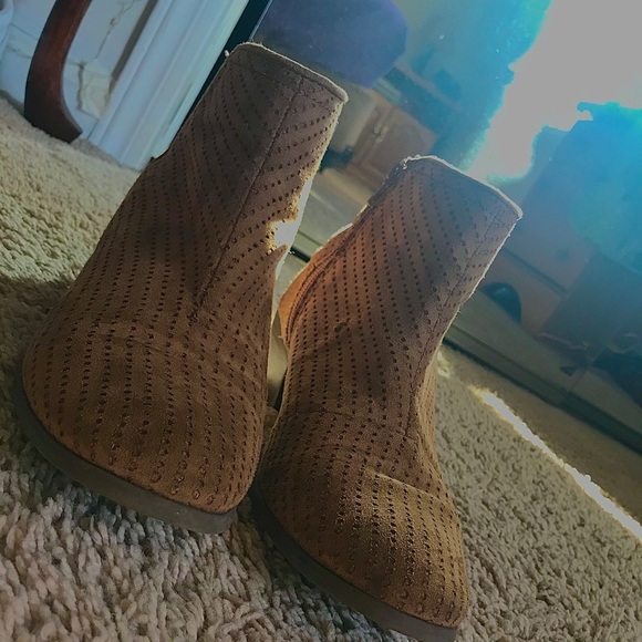 Ankle boot, with a not-too high heel. - Picture 1 of 2